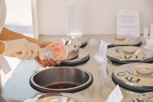 外面有冰淇淋小贩。图片下载