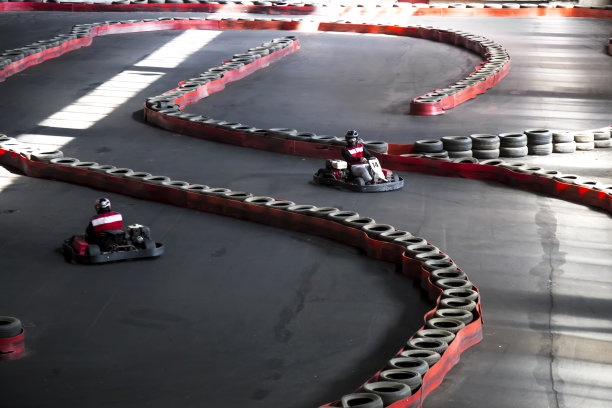 在汽车跑道上玩卡丁车。那个年轻人在拉车时比赛。图片下载