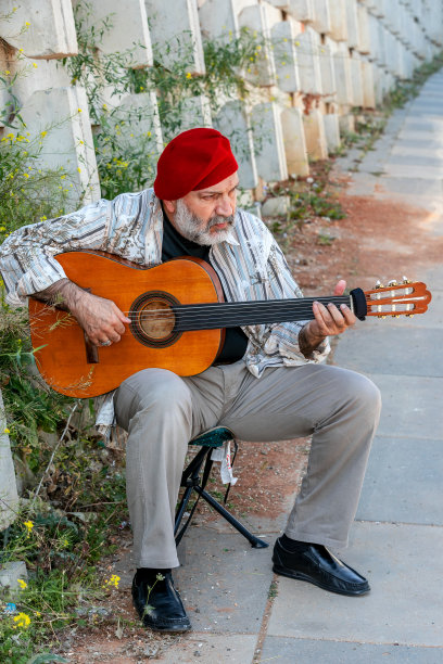 户外音乐家与吉他和他正在演奏图片下载