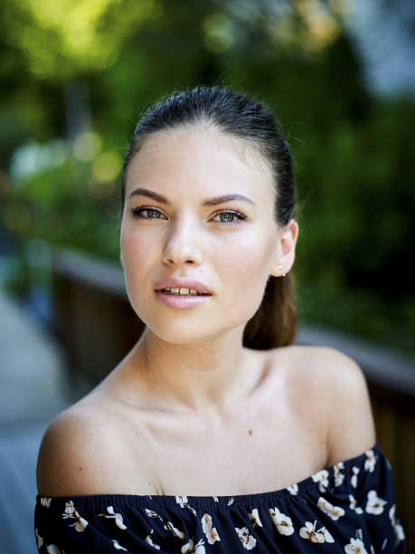 户外大气时尚照片年轻美丽的女士。年轻微笑的女人户外肖像。图片下载