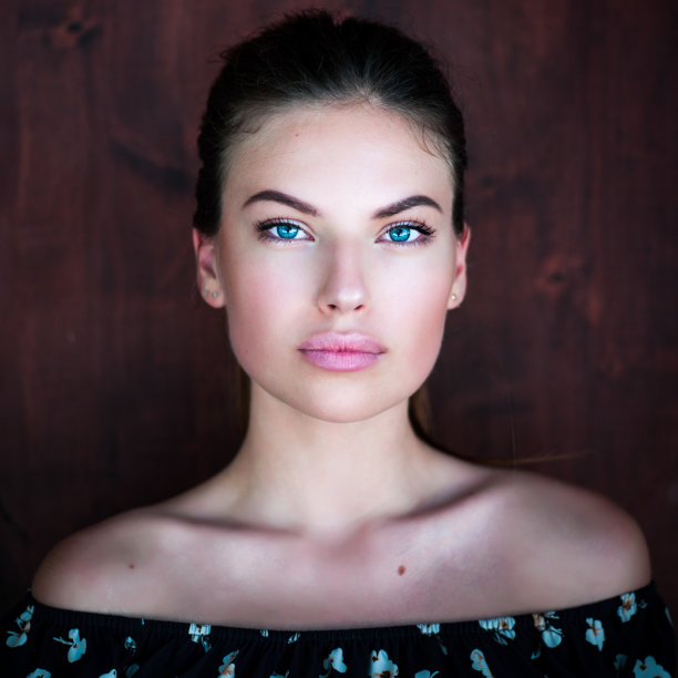 户外大气时尚照片年轻美丽的女士。年轻微笑的女人户外肖像。图片下载