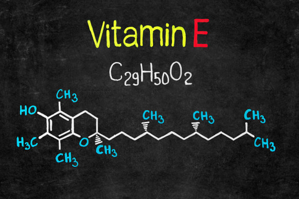 在学校黑板上手写的粉笔化学公式维生素E。图片下载