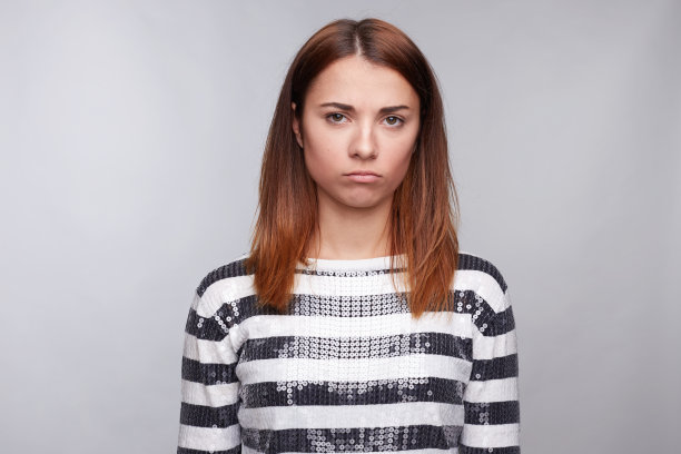 在工作室里扮鬼脸的女人的大头照图片下载