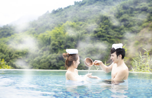 一对年轻的亚洲夫妇正在泡温泉图片下载