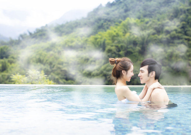 一对年轻的亚洲夫妇正在泡温泉图片下载