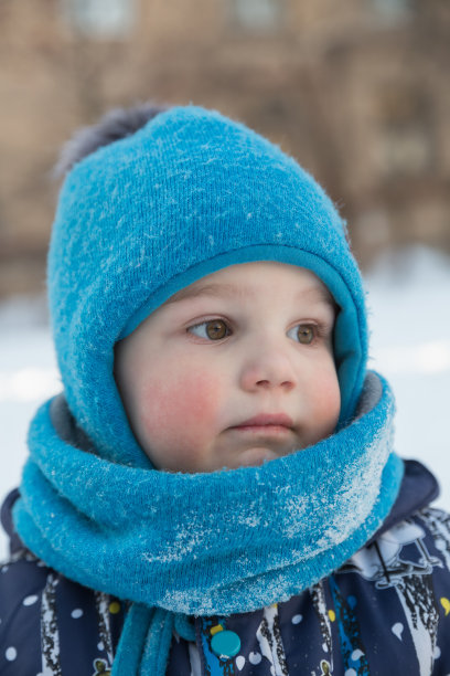 冬天的室外小男孩的肖像图片下载