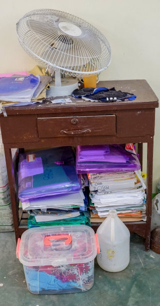 公立学校课桌图片下载