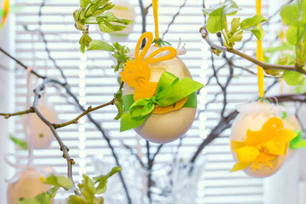 复活节静物，明信片——复活节彩蛋，用兔子和小鸡装饰，挂在树枝上图片下载