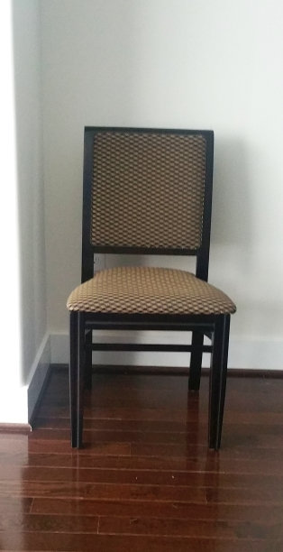 靠墙的空椅子图片下载