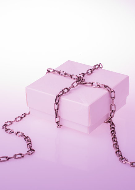 带链条的白色礼盒图片下载