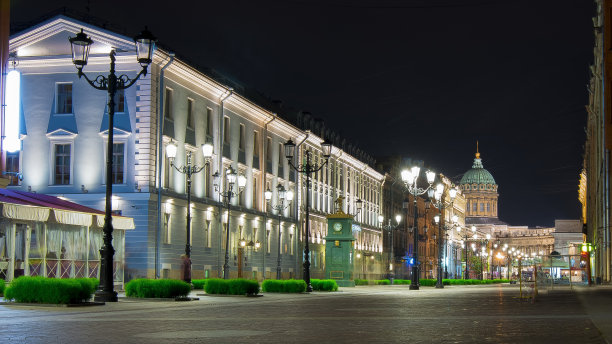 马来亚Konyushennaya街和喀山大教堂的夜晚，圣彼得堡，俄罗斯图片下载