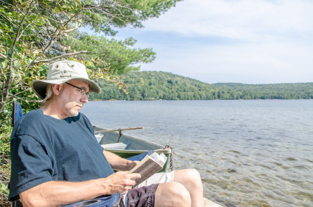 夏日，一个人坐在湖边读书图片下载