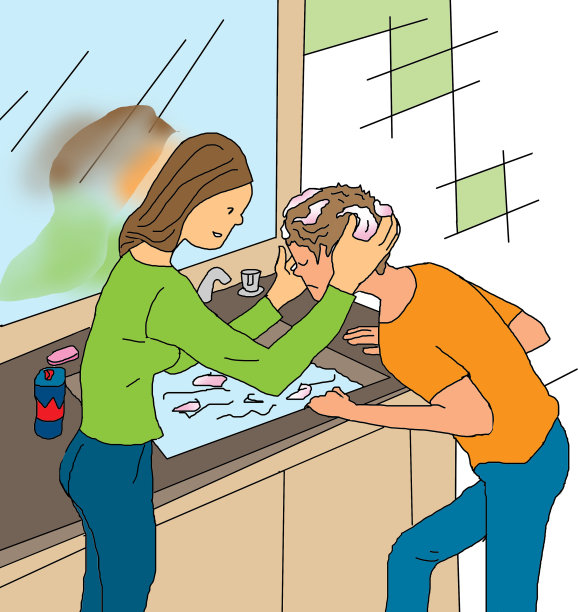 一个年轻女子给一个年轻男子洗头图片下载