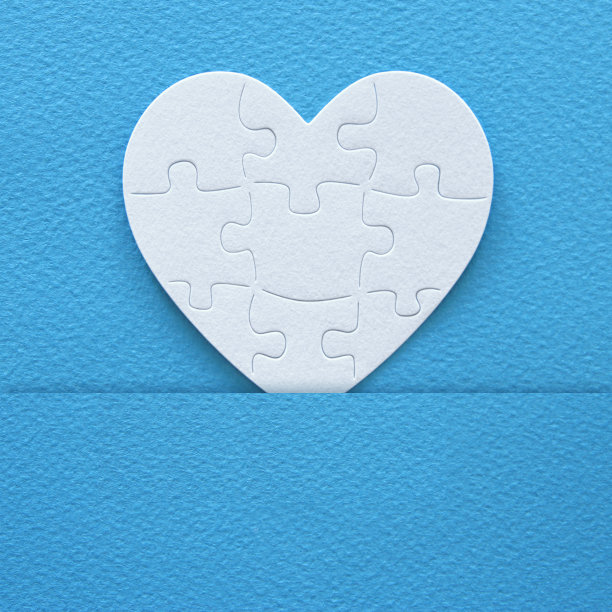 蓝色背景上的白色爱心拼图俯视照片图片下载