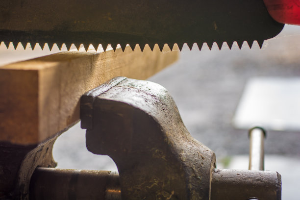 夹在虎钳里的木头是用狐尾锯的图片下载