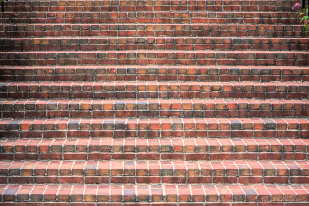 砖楼梯往上走。图片下载