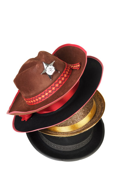 堆叠不同的帽子孤立图片下载