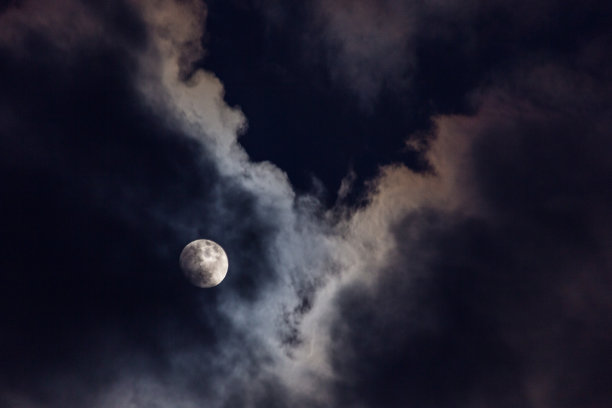 云中的满月图片下载