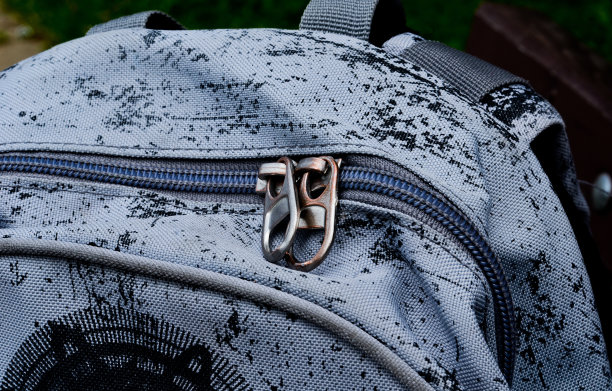 灰色黑色的小袋子上的拉链图片下载