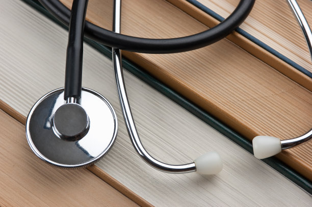 书籍和扩音听诊器图片下载