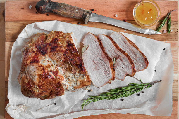 烤猪肉配调味汁和迷迭香图片下载