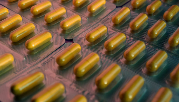 包装中黄色药丸的照片。泡罩包装的药片图片下载