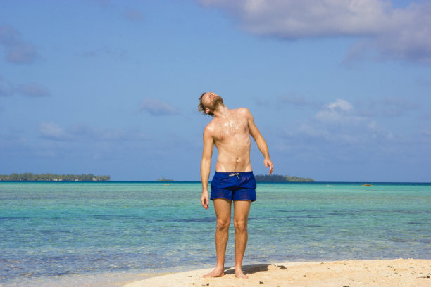 在海滩上放松图片下载