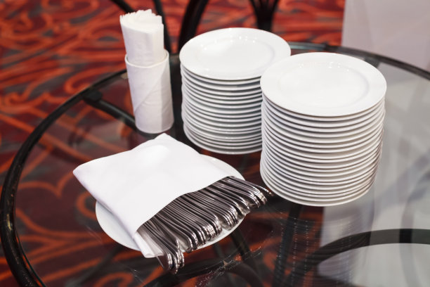 白色碟、盘、匙、叉、银器及餐巾纸等，为酒店餐厅提供餐饮服务。适合于婚礼、研讨会、会议、聚会或活动的自助鸡尾酒会。图片下载