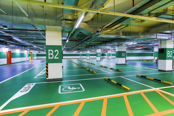 新的地下车库，残疾人停车位素材图片