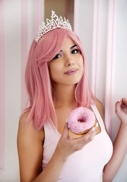 带着甜甜圈的微笑女人图片下载