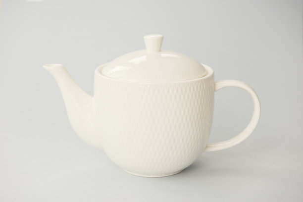 灰色背景上的纯白色茶壶。近距离图片下载