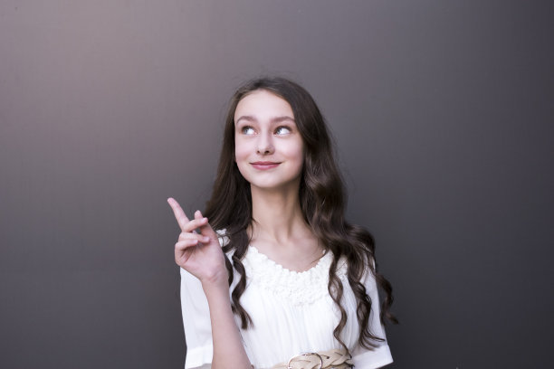 迷人的黑发模特在美丽的裙子图片下载