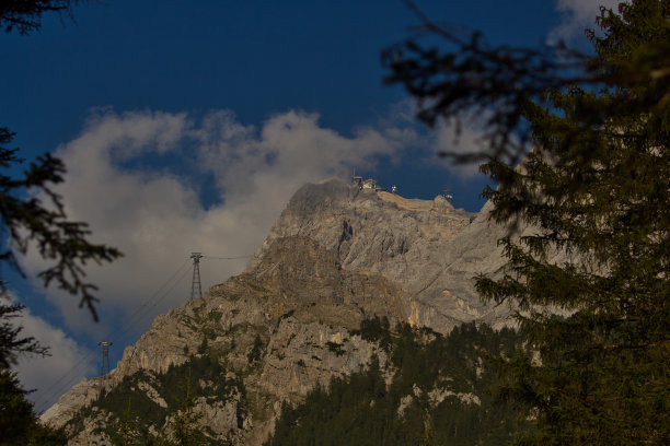 山里的直升机图片下载