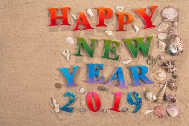 五彩缤纷的字母在海滩上祝2019年新年快乐图片下载