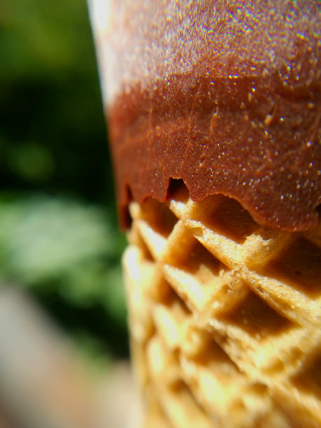 蛋筒形状的冰淇淋图片下载