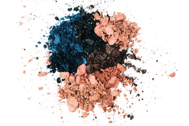 眼影集孤立的白色，破碎的粉末。图片下载