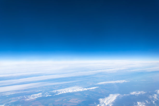 在一个温暖的夏日从鸟瞰分层的云层。图片下载