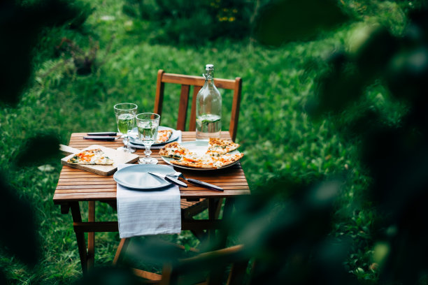 无谷蛋白披萨和饮料图片下载