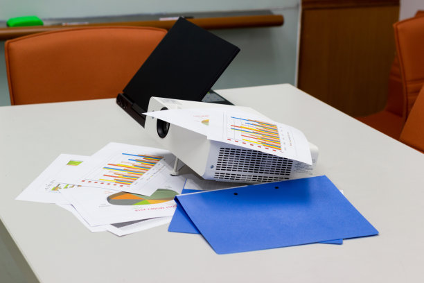 在会议室，准备投影仪会议和照片表图片下载