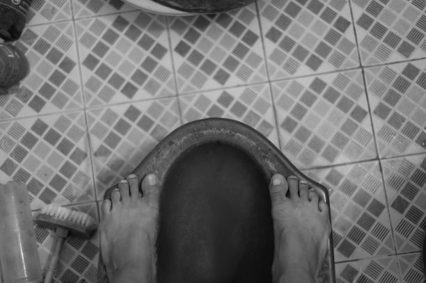 脚在肮脏的厕所在黑和白图片下载