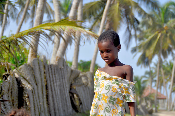 靠树站立的女孩图片下载