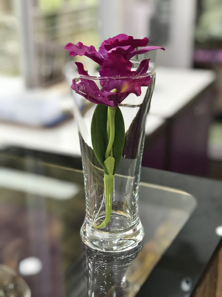 漂亮的人工粉红色兰花装在杯子里。图片下载