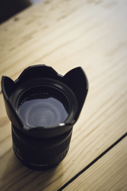 18-55mm套件相机镜头在木桌上图片下载