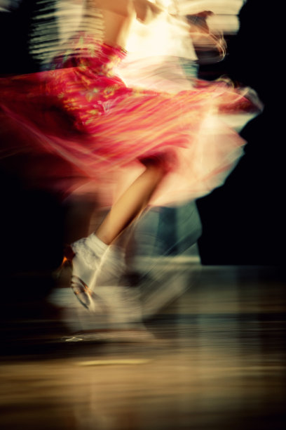 在舞蹈俱乐部跳舞的年轻女子图片下载