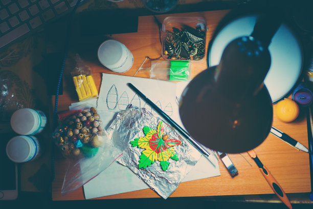 创造配件的创意工作区。图片下载