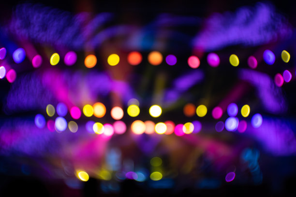 音乐会舞台上的散焦舞台灯光图片下载