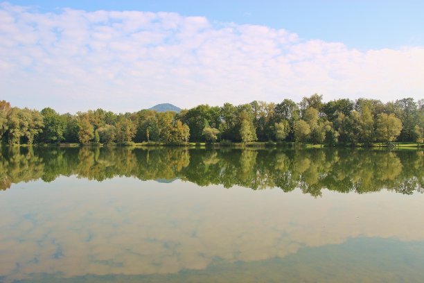在秋天的湖边。奥地利萨尔茨堡萨尔扎克湖。图片下载