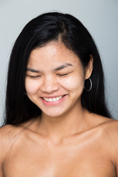 亚洲女人化妆前的发型。没有修饰，新鲜的脸图片下载