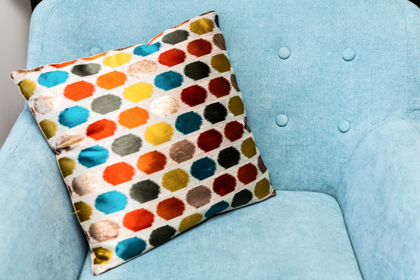 特写的蓝色舒适，新的，青色，绿松石扶手椅，椅子五颜六色，多色枕头，靠垫与无人图片下载