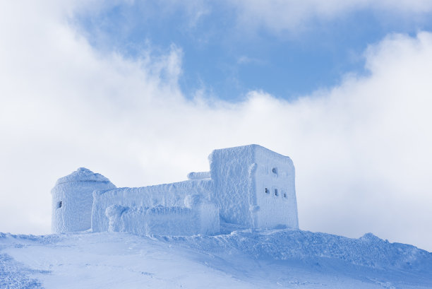 冬季景观与老天文台在山上图片下载